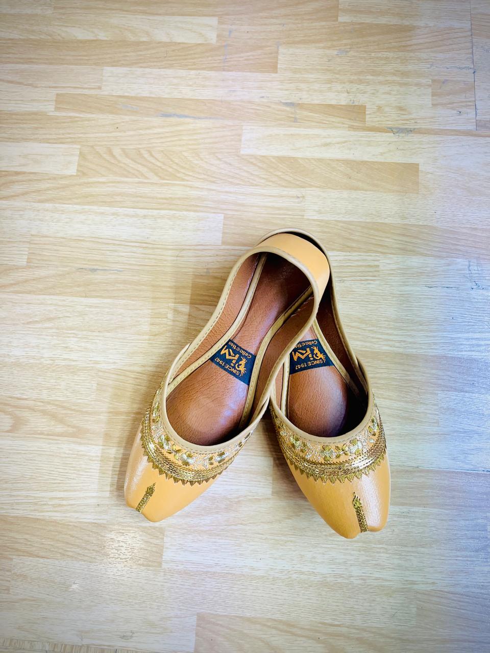 Gul Dasta – Delicate Neck Work Khussa - Walk Inn