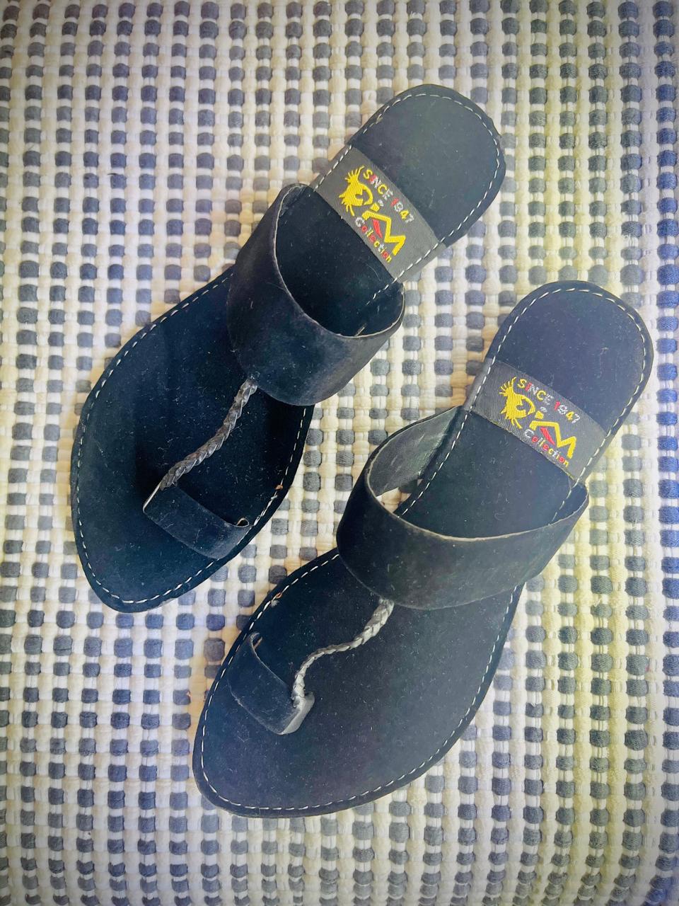 Simple Velvet Kolapuri – Classic Black Elegance Walk Inn