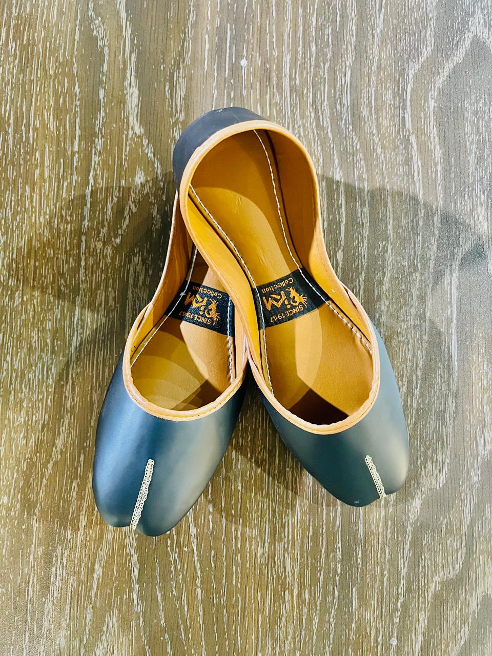 Nazuk Zar – Toe Tilla Accent Khussa Walk Inn